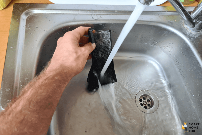 Фильтр от ультрастанции Roborock S7 Pro промывается под проточной водой